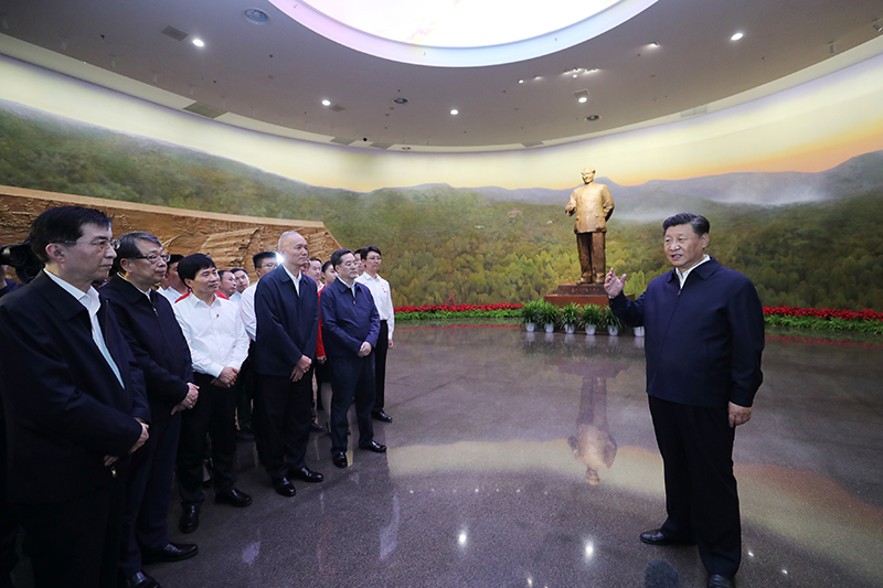 9月12日，中共中央總書記、國家主席、中央軍委主席習近平視察中共中央北京香山革命紀念地。這是習近平在香山革命紀念館參觀《為新中國奠基》主題展覽，并發表重要講話。