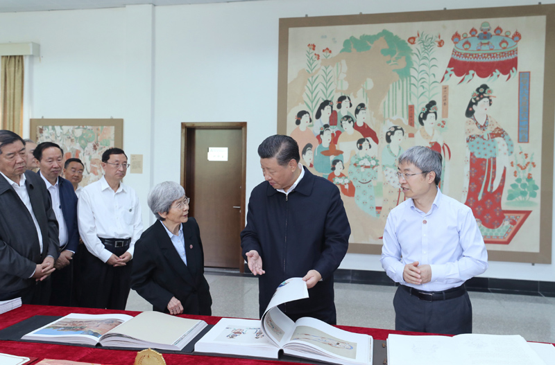 8月19日至22日，中共中央總書記、國家主席、中央軍委主席習近平在甘肅考察。這是19日下午，習近平在敦煌研究院察看珍藏文物和學術成果展示，了解文物保護和研究、弘揚優秀歷史文化情況。