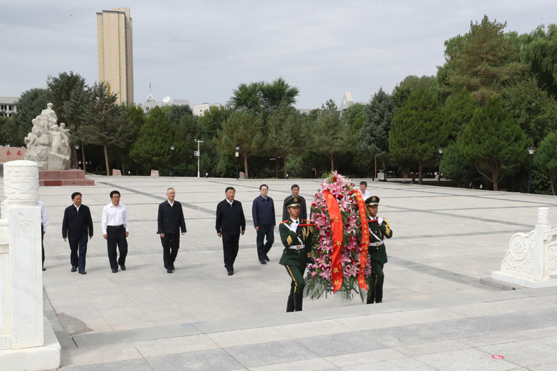 8月19日至22日，中共中央總書記、國家主席、中央軍委主席習近平在甘肅考察。這是20日上午，習近平來到張掖市高臺縣，瞻仰中國工農紅軍西路軍紀念碑，向革命先烈敬獻花籃。