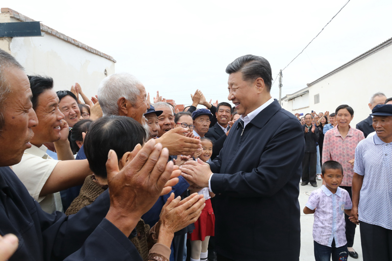 8月19日至22日，中共中央總書記、國家主席、中央軍委主席習近平在甘肅考察。這是21日上午，習近平在武威市古浪縣黃花灘生態移民區富民新村同村民親切交談。