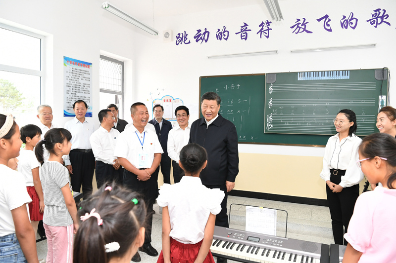 8月19日至22日，中共中央總書記、國家主席、中央軍委主席習近平在甘肅考察。這是21日上午，習近平在武威市古浪縣黃花灘生態移民區富民新村富民小學的音樂教室，認真觀看正在進行的音樂課教學。