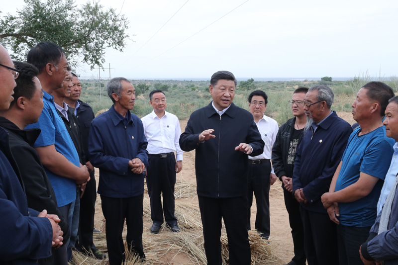 8月19日至22日，中共中央總書記、國家主席、中央軍委主席習近平在甘肅考察。這是21日上午，習近平在武威市古浪縣八步沙林場同“六老漢”代表及林場職工親切交談。