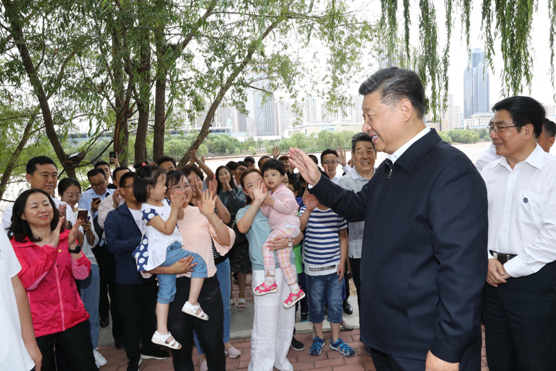 8月19日至22日，中共中央總書記、國家主席、中央軍委主席習近平在甘肅考察。這是21日下午，習近平在蘭州市黃河治理蘭鐵泵站項目點同正在休閑的群眾親切交談。