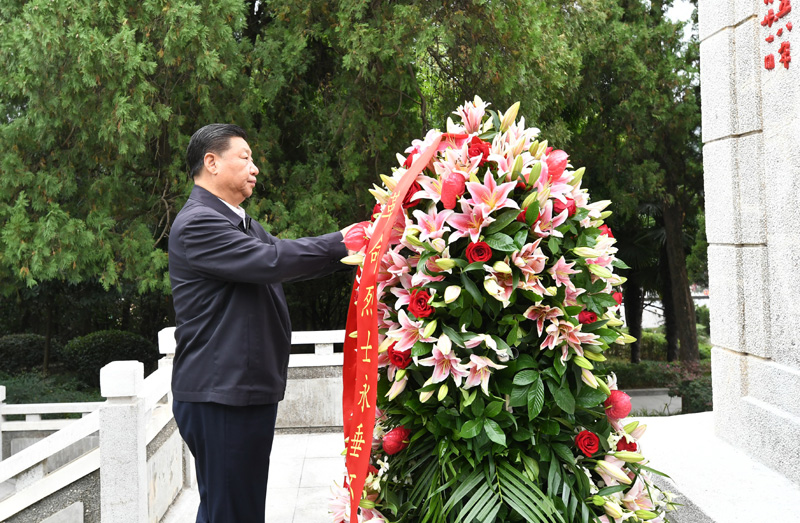 　　9月16日至18日，中共中央總書記、國家主席、中央軍委主席習(xí)近平在河南考察。這是16日下午，習(xí)近平來到位于信陽市新縣的鄂豫皖蘇區(qū)首府烈士陵園，瞻仰革命烈士紀(jì)念碑，向革命先烈敬獻(xiàn)花籃。 新華社記者 謝環(huán)馳 攝